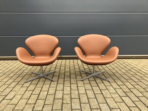 2X Fritz Hansen Swan Chair Van Arne Jacobsen In Cognac Leder, Nieuwstaat!