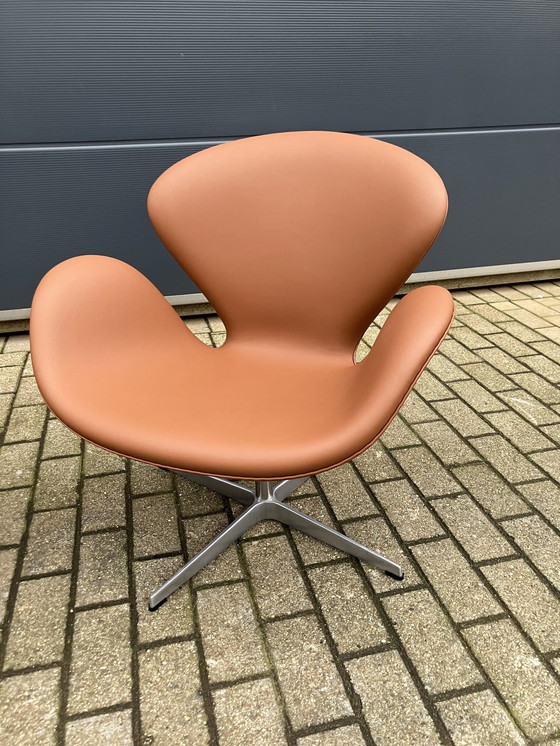 Image 1 of 2X Fritz Hansen Swan Chair Van Arne Jacobsen In Cognac Leder, Nieuwstaat!