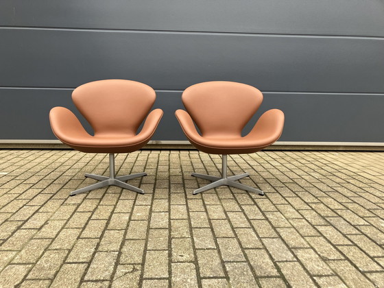 Image 1 of 2X Fritz Hansen Swan Chair Van Arne Jacobsen In Cognac Leder, Nieuwstaat!