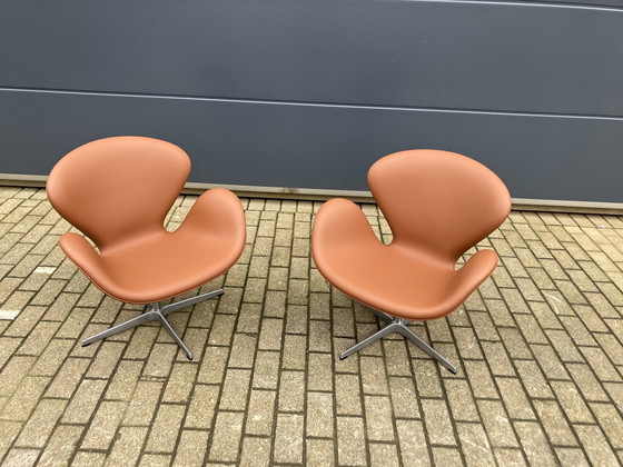 Image 1 of 2X Fritz Hansen Swan Chair Van Arne Jacobsen In Cognac Leder, Nieuwstaat!