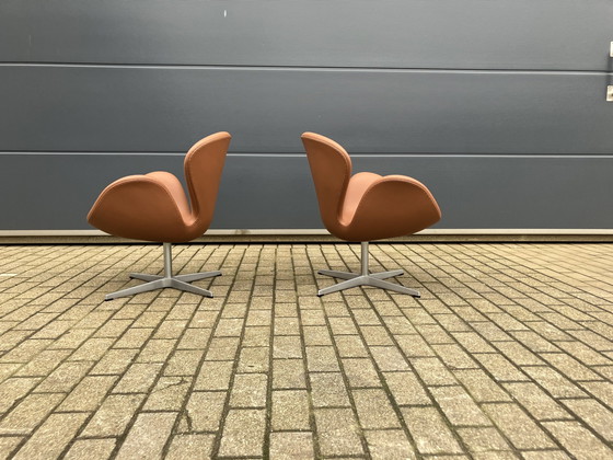 Image 1 of 2X Fritz Hansen Swan Chair Van Arne Jacobsen In Cognac Leder, Nieuwstaat!