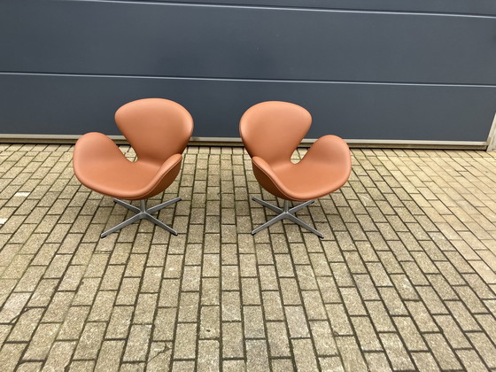 Image 1 of 2X Fritz Hansen Swan Chair Van Arne Jacobsen In Cognac Leder, Nieuwstaat!