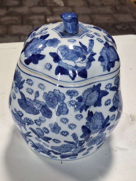 Image 1 of Grote Blauw En Witte Porseleinen Pot Met Deksel