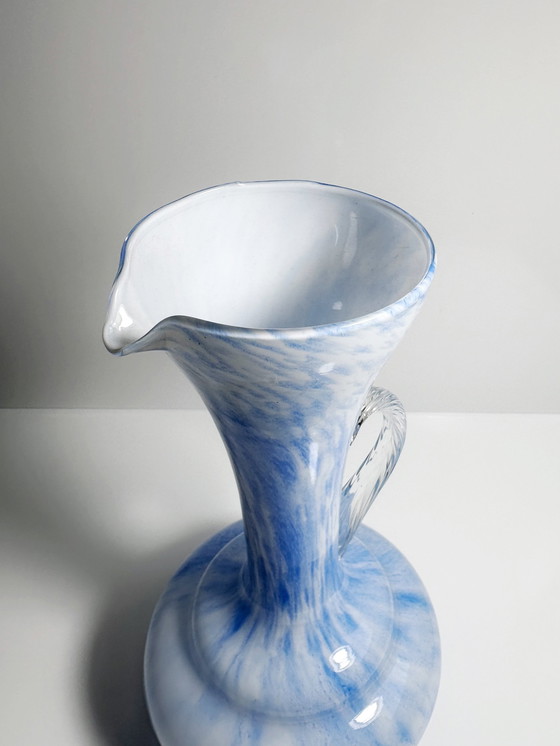 Image 1 of Italiaanse handvat bloemenvaas 1970 Murano 70s blauw wit glas gemarmerd Carlo Moretti