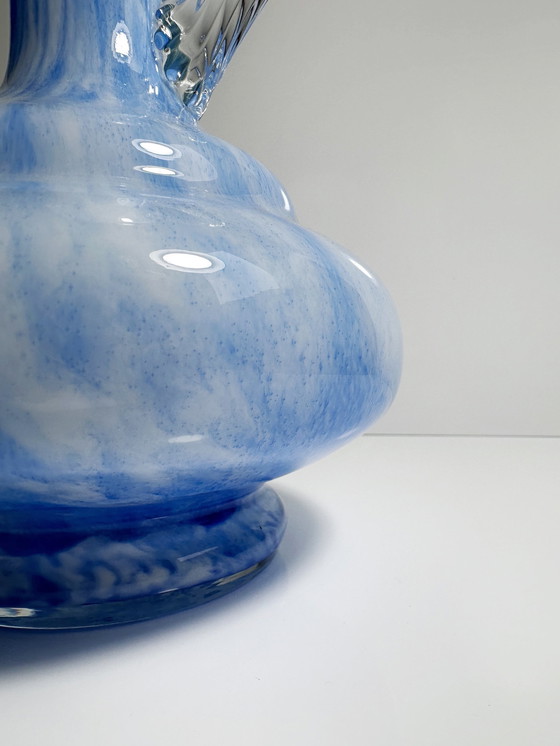 Image 1 of Italiaanse handvat bloemenvaas 1970 Murano 70s blauw wit glas gemarmerd Carlo Moretti