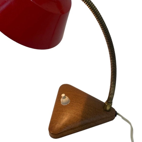 Image 1 of Rood bureaulamp - Kunsthouten basis en accent - Messing zwanenhals