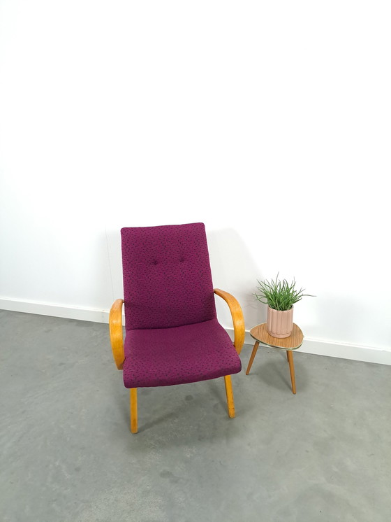 Image 1 of Paarse fauteuil met houten armleuningen