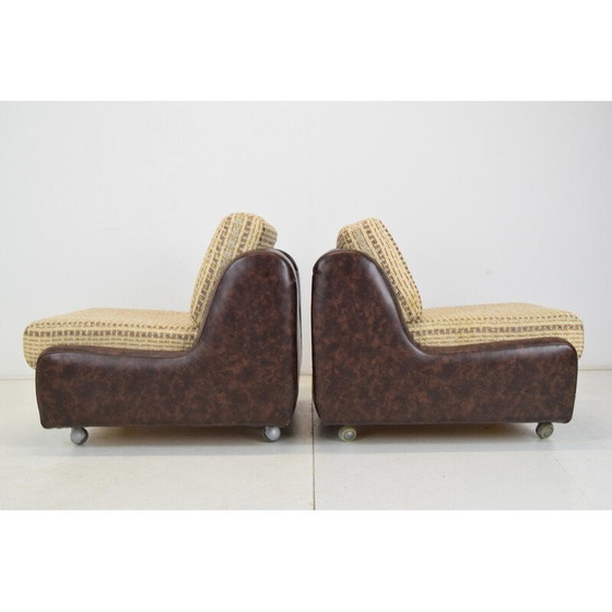 Image 1 of Paar mid-century kunstleren fauteuils op wielen, Tsjecho-Slowakije 1970