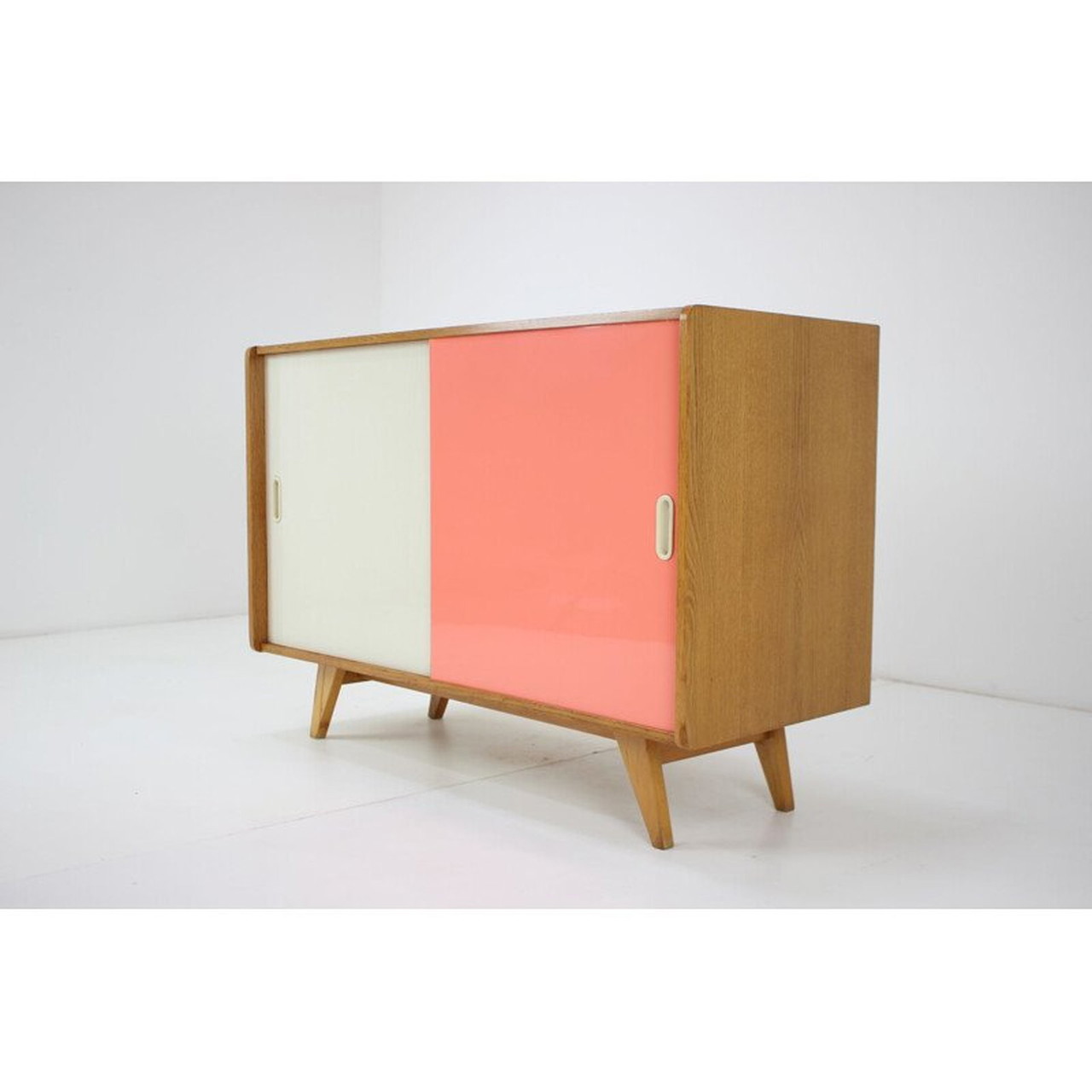 Vintage eikenhouten dressoir van Jiří Jiroutek, Tsjecho