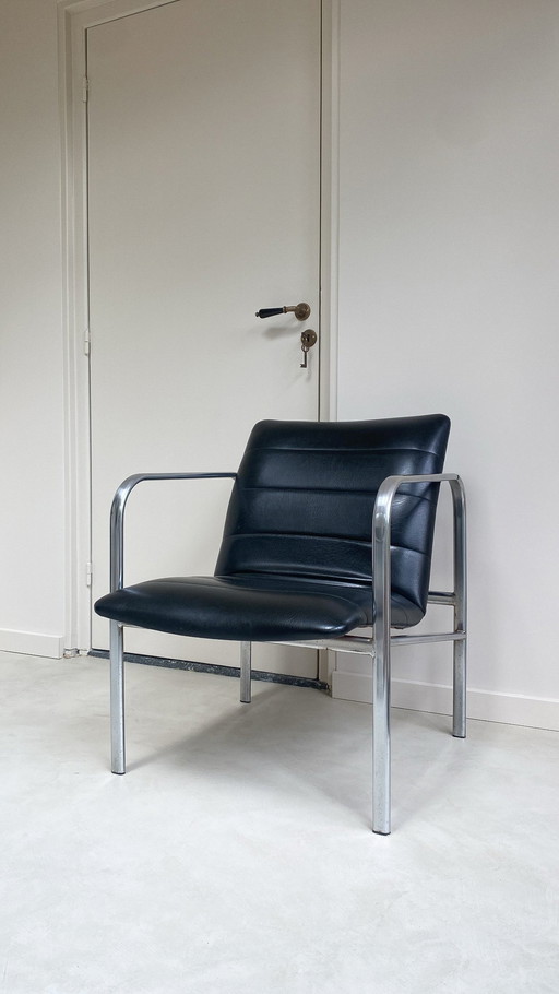 Vintage Chromen Fauteuil Met Zwart Leren Zitting