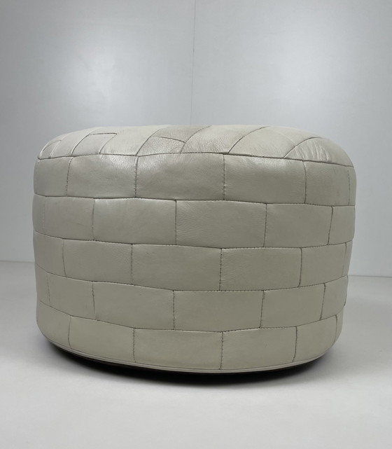 Image 1 of Vintage beige crème patchwork echt leren poef 