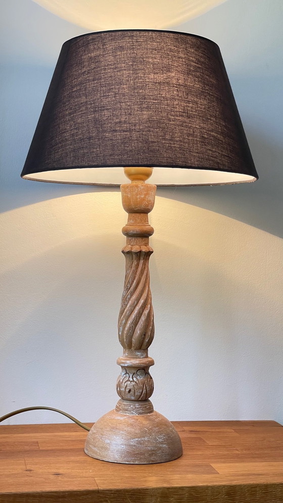 Image 1 of Vintage lamp van houtsnijwerk en stof