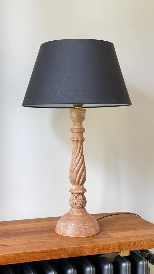 Vintage lamp van houtsnijwerk en stof