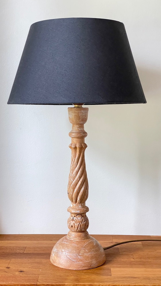 Image 1 of Vintage lamp van houtsnijwerk en stof