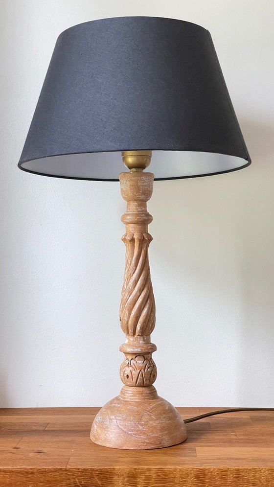 Image 1 of Vintage lamp van houtsnijwerk en stof