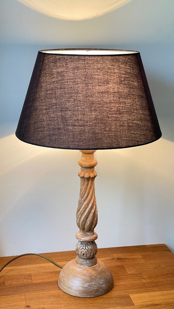 Image 1 of Vintage lamp van houtsnijwerk en stof