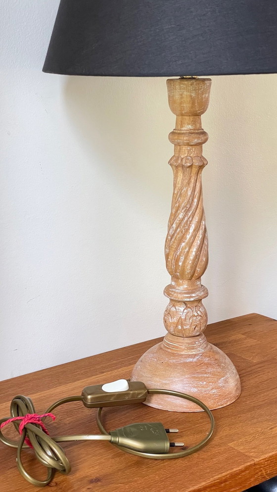 Image 1 of Vintage lamp van houtsnijwerk en stof