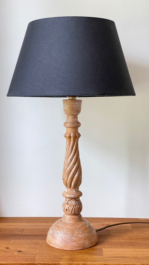 Vintage lamp van houtsnijwerk en stof