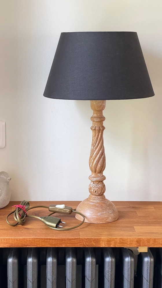 Image 1 of Vintage lamp van houtsnijwerk en stof