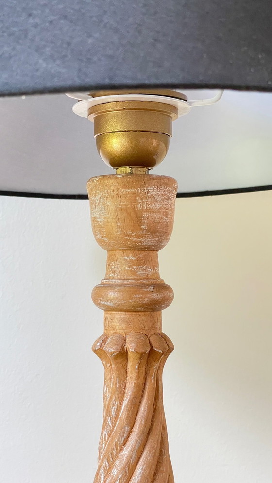 Image 1 of Vintage lamp van houtsnijwerk en stof