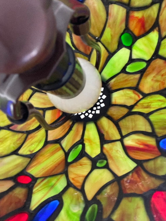 Image 1 of Tiffany stijl tafellamp - Gebrandschilderd glazen kap en decoratieve voet - Ca. 1980 (geen barsten)