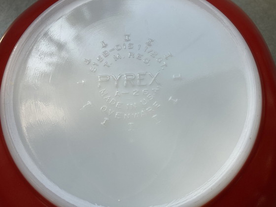 Image 1 of Rode Pyrex Ovenschaal  -  USA jaren 50