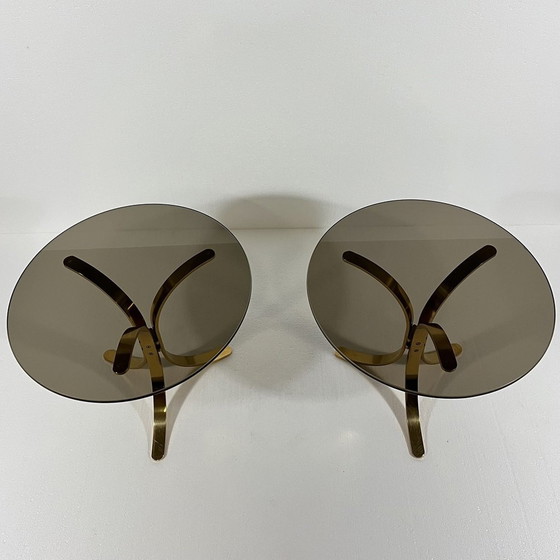Image 1 of Messing Bijzettafels Met Rookglazen Blad 1960'S