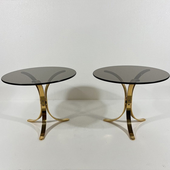 Image 1 of Messing Bijzettafels Met Rookglazen Blad 1960'S