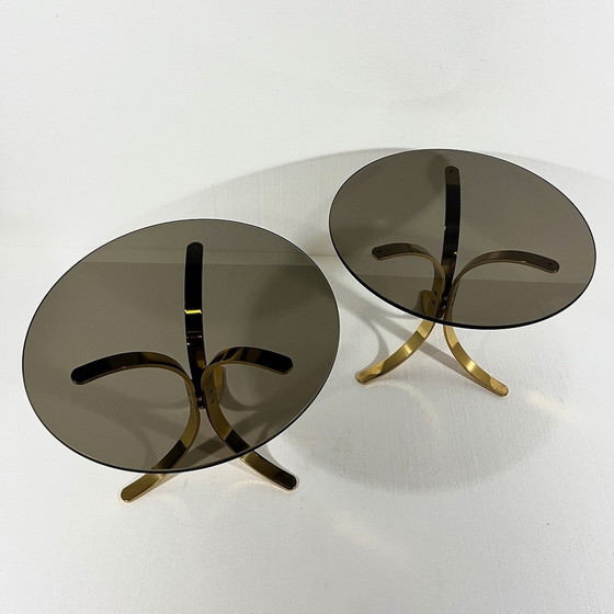 Image 1 of Messing Bijzettafels Met Rookglazen Blad 1960'S