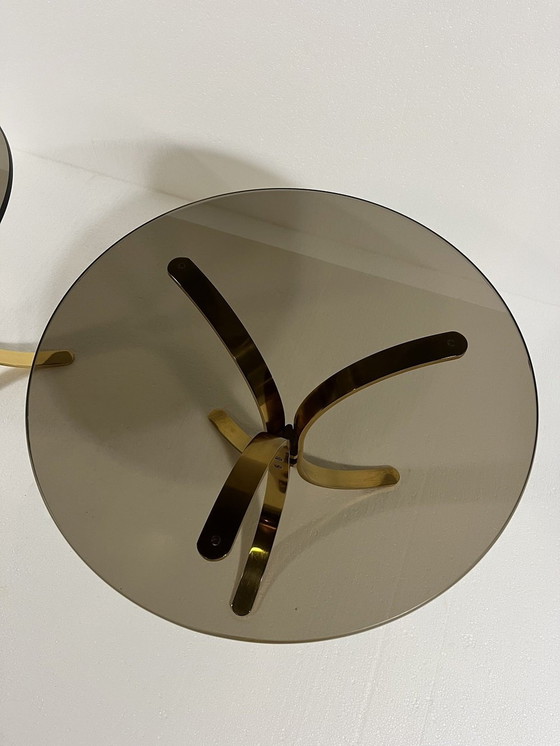 Image 1 of Messing Bijzettafels Met Rookglazen Blad 1960'S