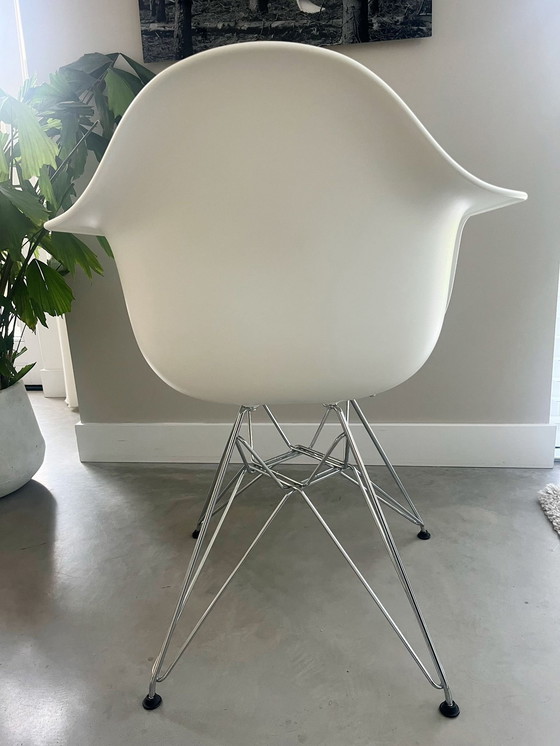 Image 1 of Vitra Eames Plastic Chair Dar Wit