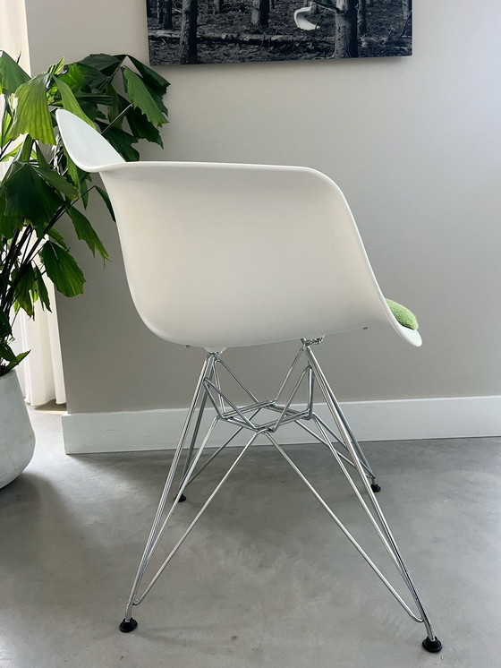 Image 1 of Vitra Eames Plastic Chair Dar Wit