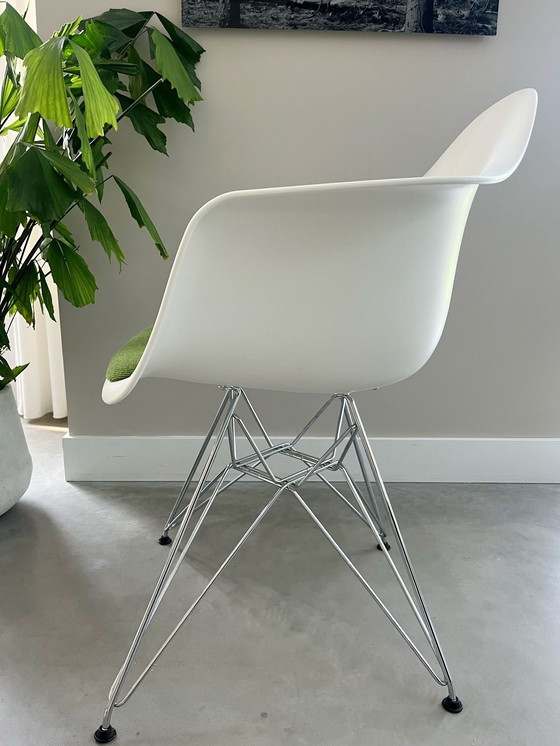 Image 1 of Vitra Eames Plastic Chair Dar Wit