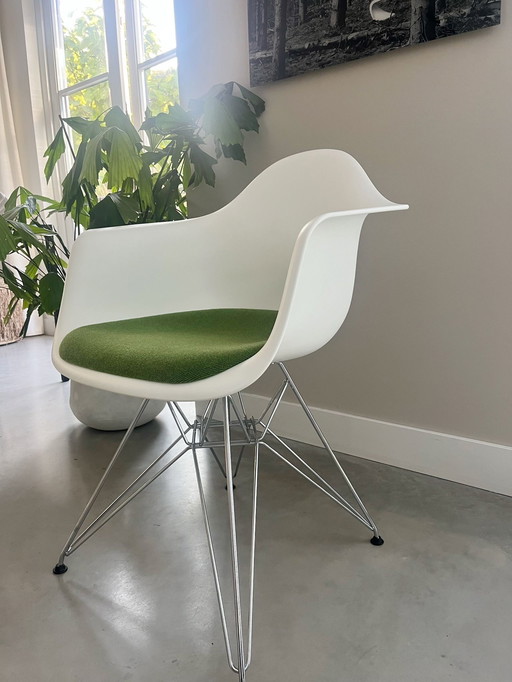 Vitra Eames Plastic Chair Dar Wit