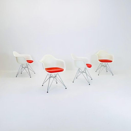 4 X Dar Fauteuils Door Charles & Ray Eames Voor Vitra