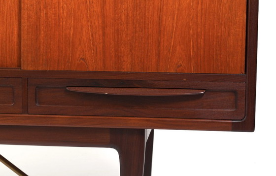 Image 1 of Deens hoog dressoir van teak en messing, Sofus Jørgensen, 1960