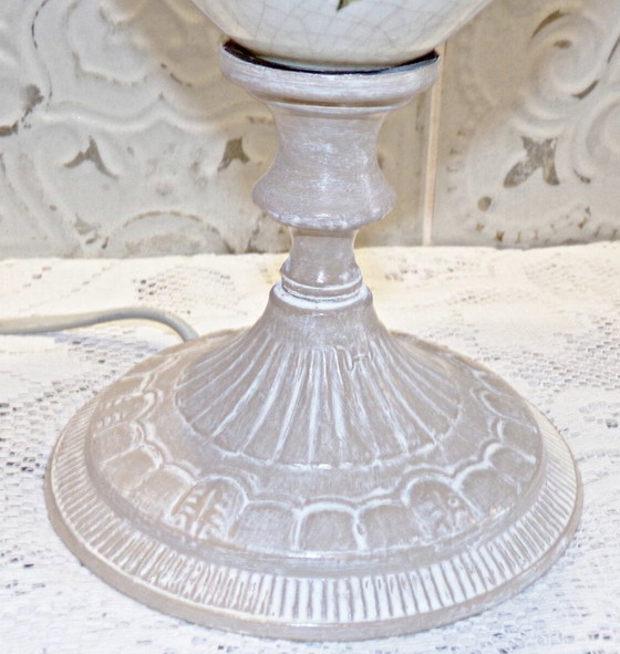 Image 1 of Antieke porseleinen en messing lamp met beige en witte patina en glazen bol