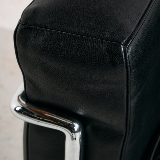Image 1 of Lc2 fauteuil van Le Corbusier, Pierre Jeanneret en Charlotte Perriand voor Cassina