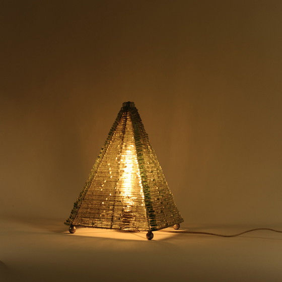 Image 1 of Italiaans kristallen tafellampje in de vorm van een piramide. Hoogte 36 cm, voet 26,5 x 26,5 cm.