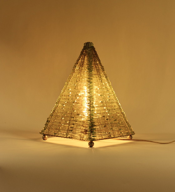 Image 1 of Italiaans kristallen tafellampje in de vorm van een piramide. Hoogte 36 cm, voet 26,5 x 26,5 cm.