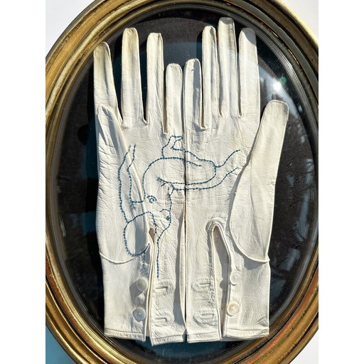 Vintage schilderij "borduurwerk op leren handschoenen" ovale lijst in verguld hout door Sophie Lechat