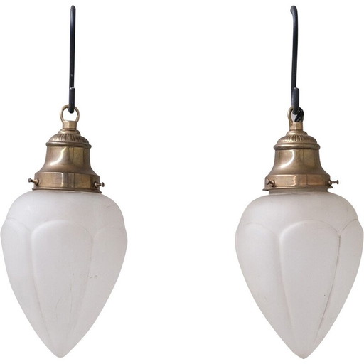 Paar vintage ondoorzichtig glas en messing hanglampen, Frankrijk 1920