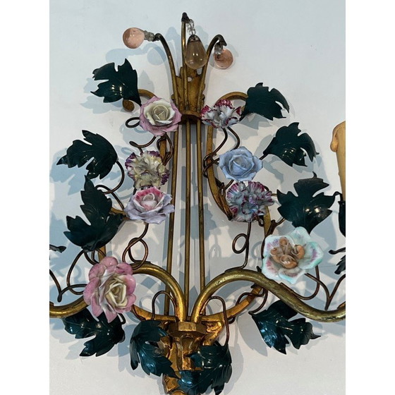Image 1 of Paar vintage wandlampen in brons, gepatineerd ijzer en porseleinen bloemen, 1940