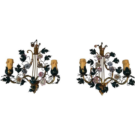 Paar vintage wandlampen in brons, gepatineerd ijzer en porseleinen bloemen, 1940