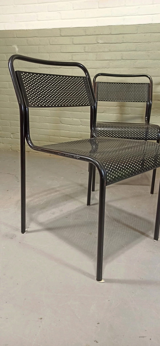 Image 1 of 4 vintage geperforeerde metalen zwarte stoelen
