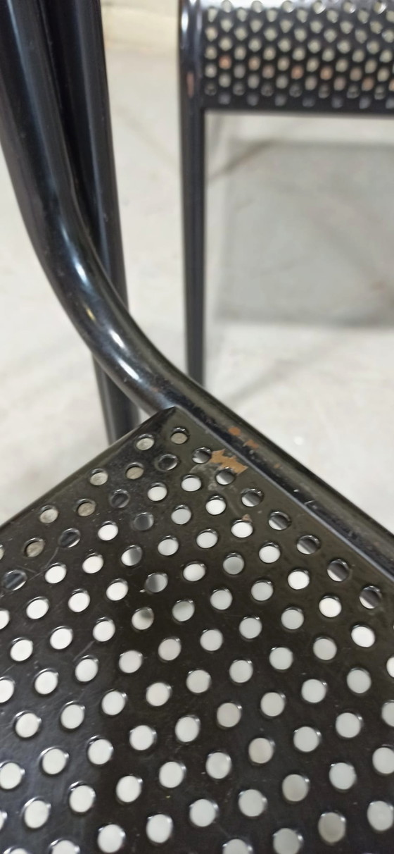 Image 1 of 4 vintage geperforeerde metalen zwarte stoelen