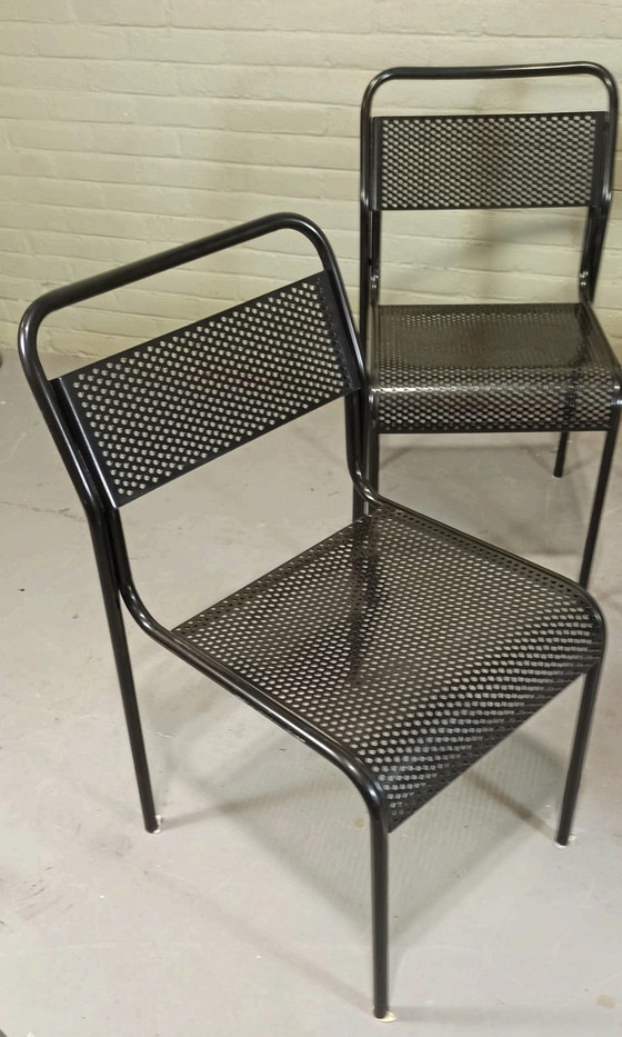 Image 1 of 4 vintage geperforeerde metalen zwarte stoelen