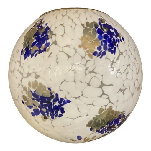 Eigentijdse melkwitte bol in Murano-glas met blauwe en gouden bladmurrine