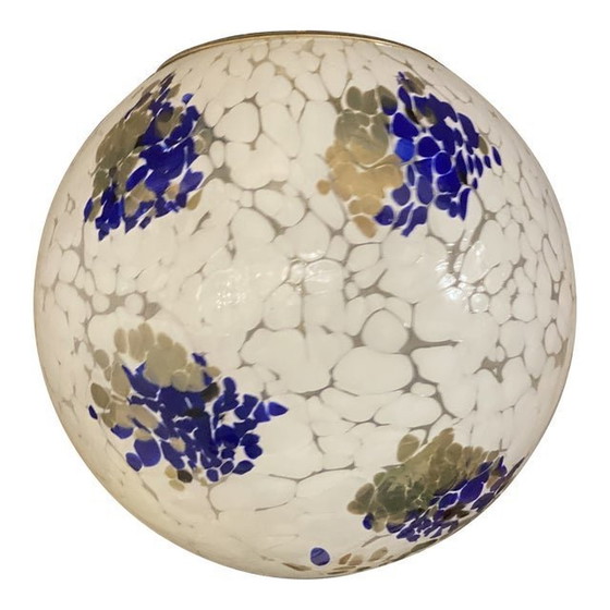 Image 1 of Eigentijdse melkwitte bol in Murano-glas met blauwe en gouden bladmurrine