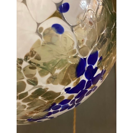 Image 1 of Eigentijdse melkwitte bol in Murano-glas met blauwe en gouden bladmurrine